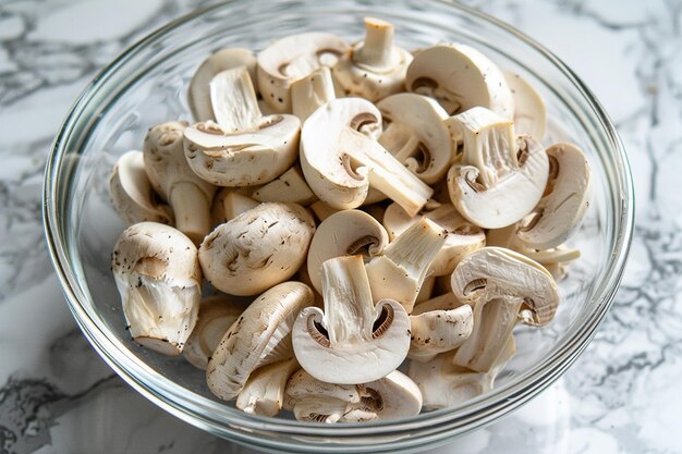 Un plato de setas blancas enteras