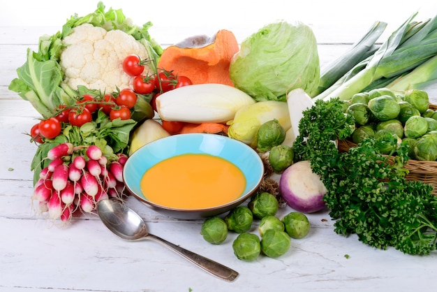 Plato de sopa de calabaza con verduras