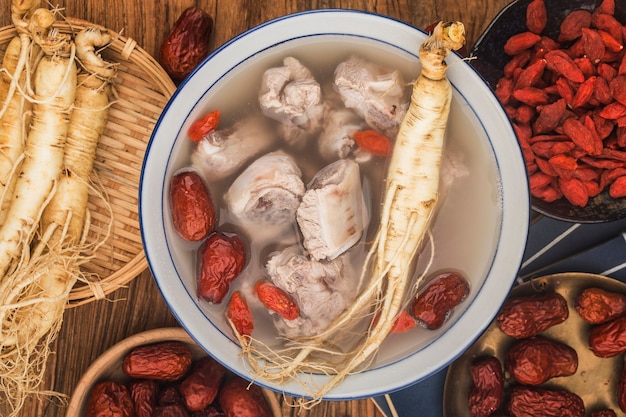 Un plato de sopa de costillas con ginseng