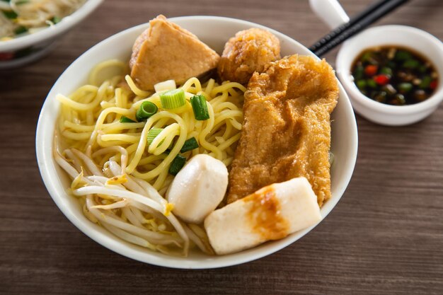 Un plato de sopa de fideos con bolas de pescado Kampar con Yong Tau Foo relleno