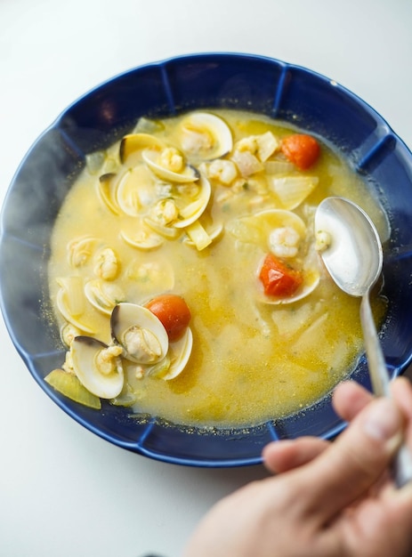 Plato de sopa de marisco con almejas y gambas