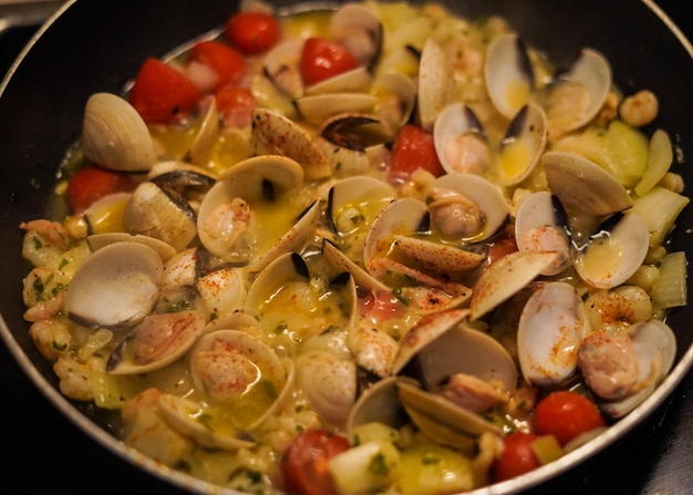 Plato de sopa de marisco con almejas y gambas