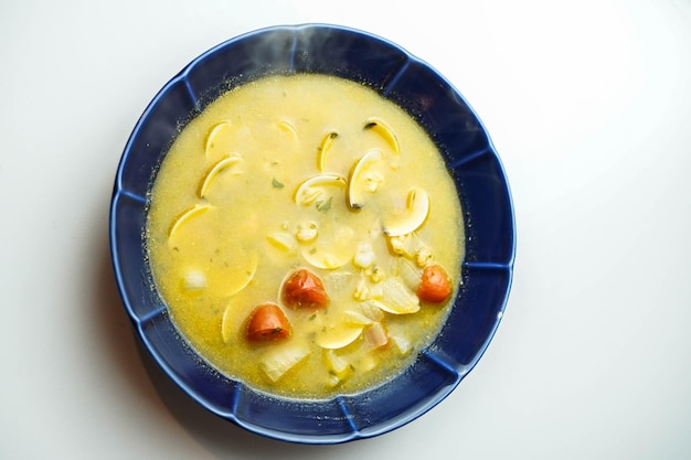 Plato de sopa de marisco con almejas y gambas