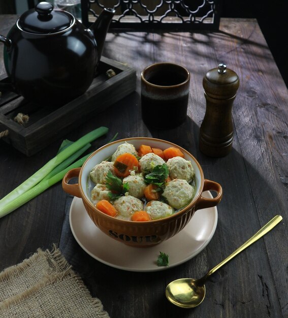 Un plato de sopa con la palabra "dumplings".