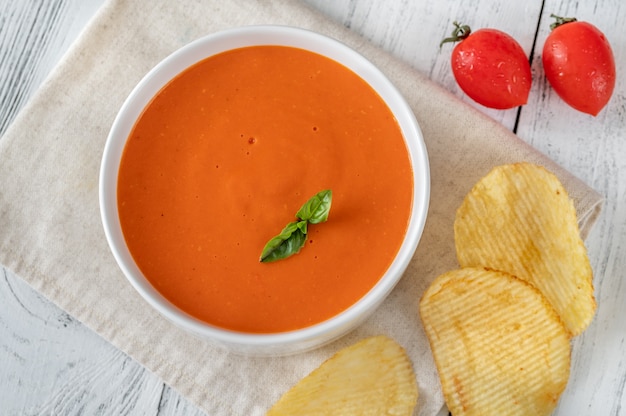 Plato de sopa de tomate con albahaca