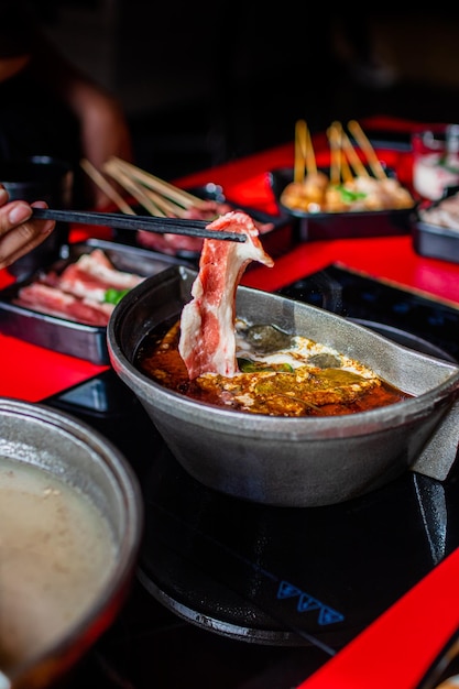 Foto un plato de sopa con un trozo de carne encima