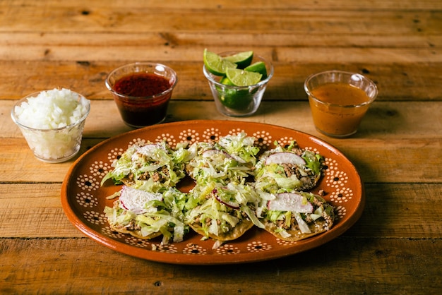 Plato de sopitos estilo Colima sobre mesa de madera Comida típica mexicana