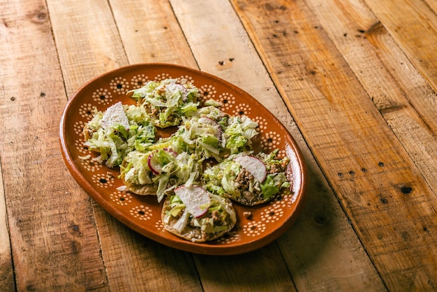 Plato de sopitos estilo Colima sobre mesa de madera Comida típica mexicana