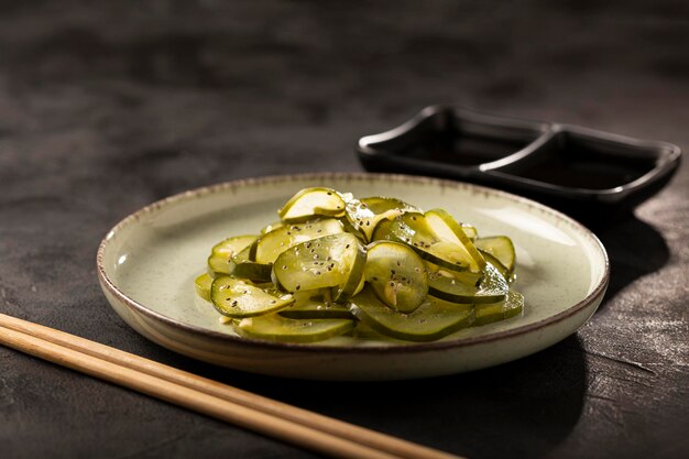 Plato Sunomono con ensalada japonesa de pepino