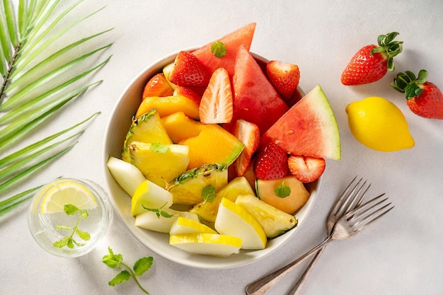 Plato surtido de frutas de verano antipasti sandía piña melón y fresas