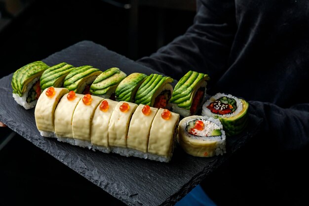 Un plato de sushi con la cara del número 2