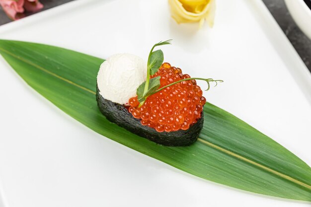 Foto un plato de sushi con caviar rojo