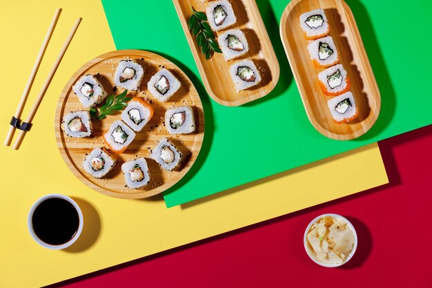 Un plato de sushi con un fondo verde y amarillo.