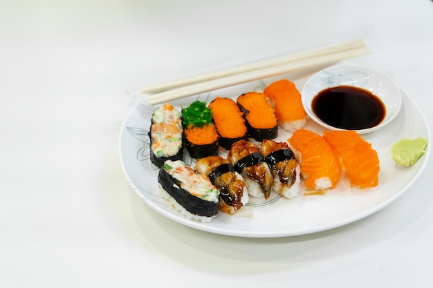 Un plato de sushi fresco en el patio de comidas del centro comercial.