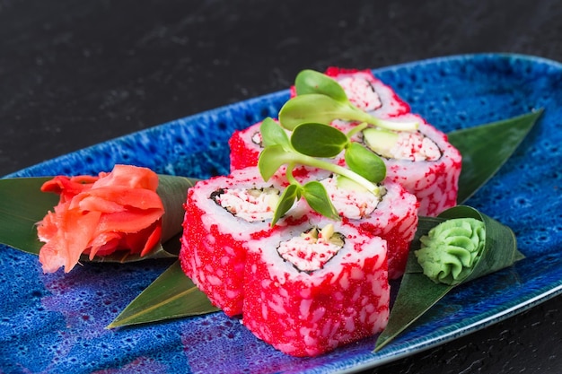 Plato de sushi fresco en un plato azul