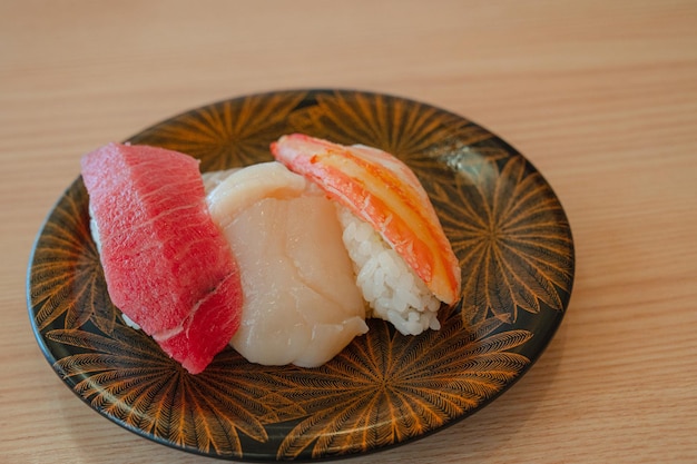 Un plato de sushi con una garra rosa y roja.