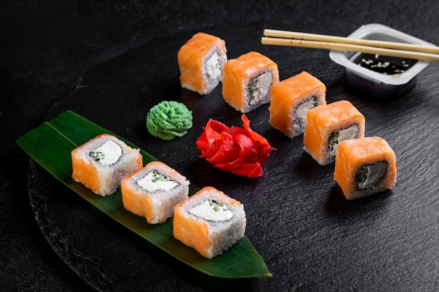 Plato de sushi japonés tradicional rollos Sushi sobre un fondo oscuro