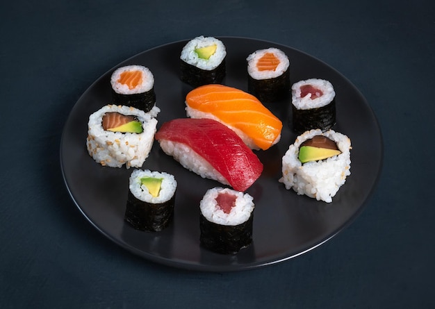 Plato de sushi maki sobre fondo oscuro