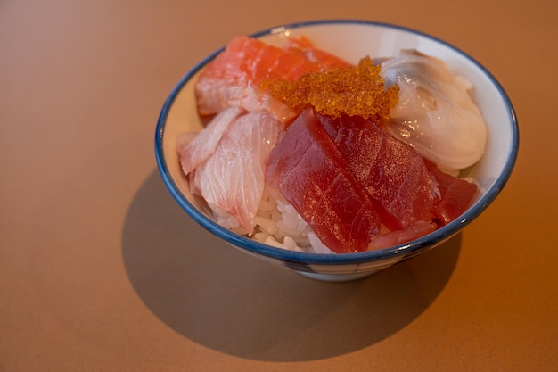 Un plato de sushi con un plato de arroz blanco sobre una mesa.