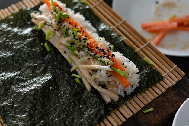 Un plato de sushi con zanahorias y arroz.