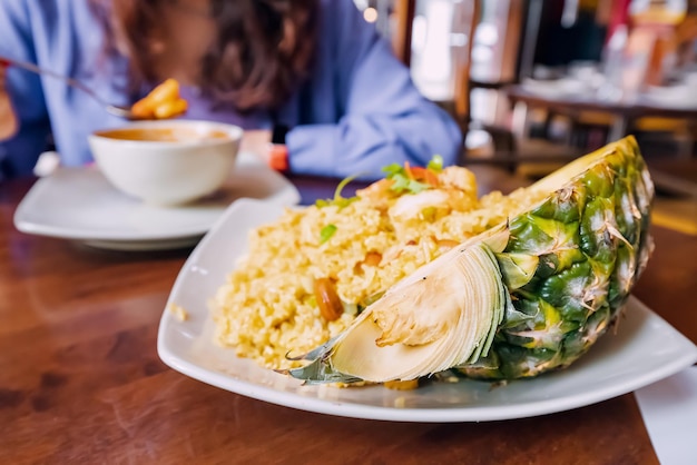 Este plato tailandés es una colorida explosión de sabores que te transportará directamente a un paraíso tropical el arroz perfumado está perfectamente cocinado mientras que la jugosa piña agrega una explosión del sabor tropical