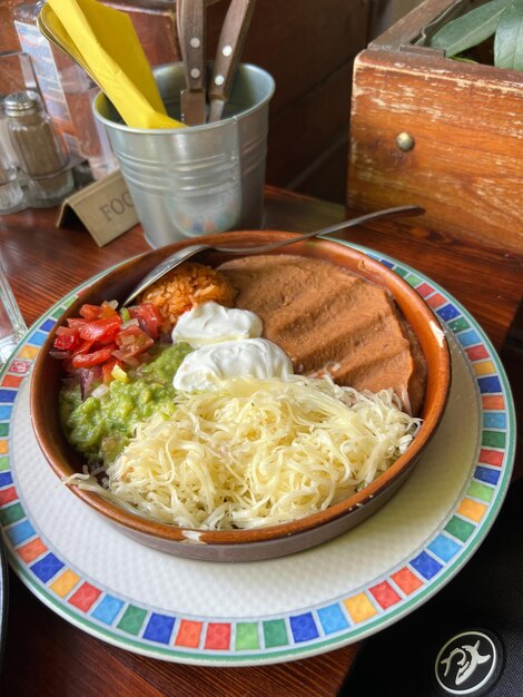 Plato de tampiquena vegano con salsa de crema agria en la mesa