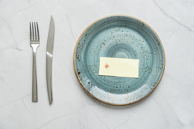 Foto un plato con una tarjeta en él