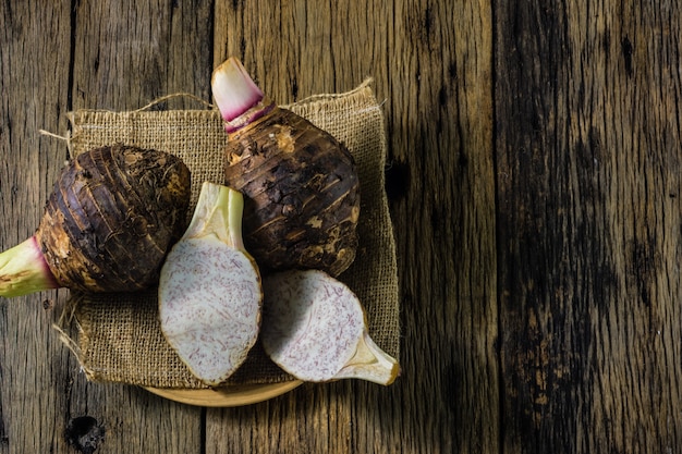 Foto plato de taro sobre la mesa en la madera vieja.