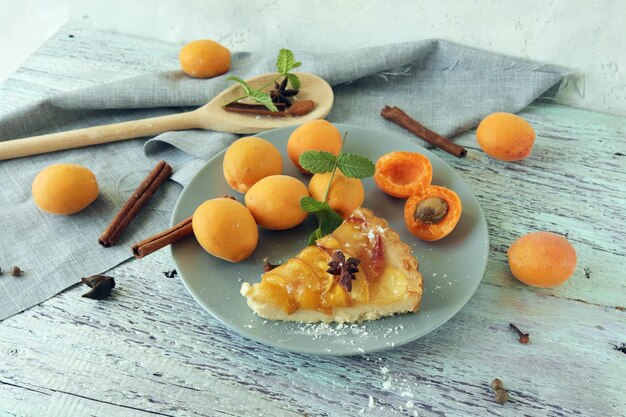 Un plato de tarta de albaricoque con una rodaja de naranja encima