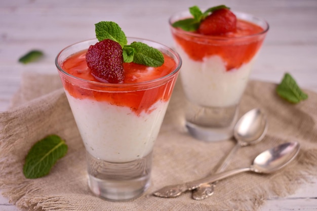 Un plato de tarta de fresas con una hoja de menta encima