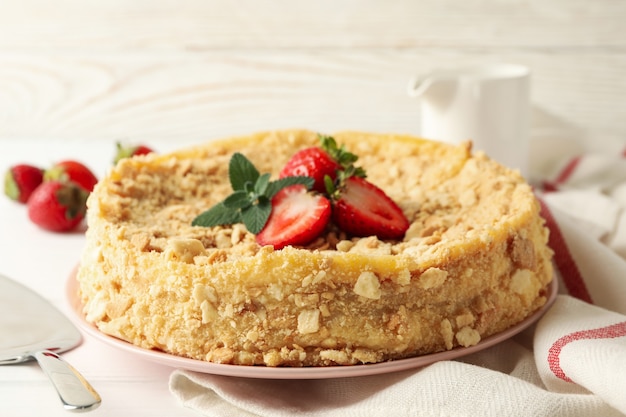 Plato con tarta de Napoleón con fresa