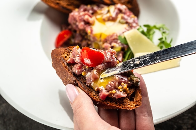 Plato de tartar de ternera fresca con verduras. Cocina francesa, delicioso concepto de comida equilibrada.