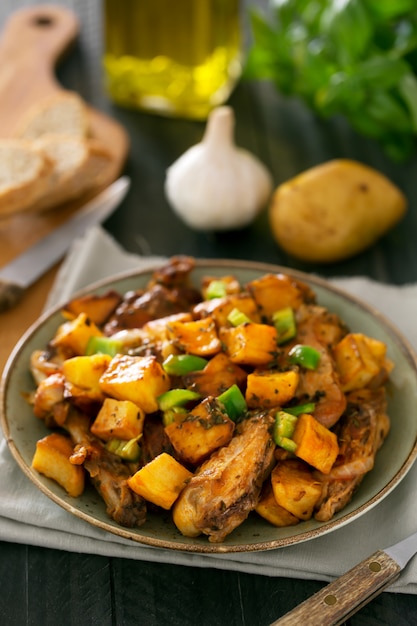 Plato tártaro asiático tradicional. Papas guisadas con cordero y verduras