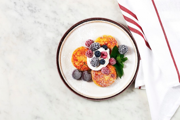 un plato con tartas de queso y frutos rojos