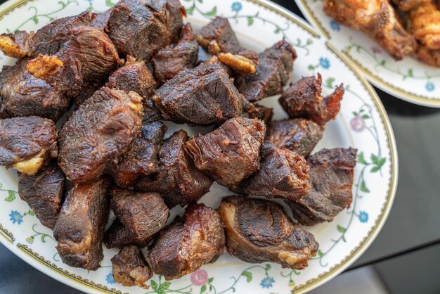 Plato de ternera frita a la parrilla lista para comer