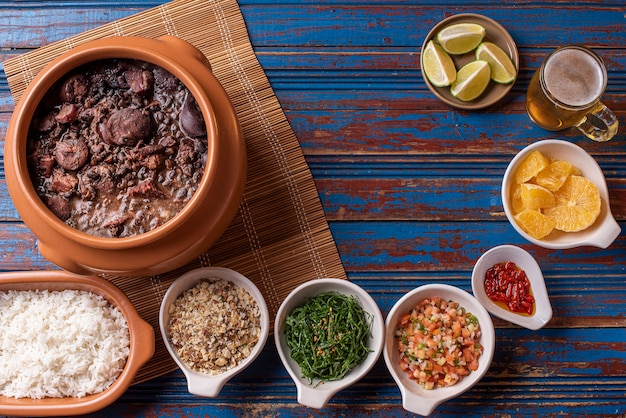 Foto plato típico brasileño llamado feijoada