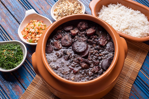 Plato típico brasileño llamado Feijoada