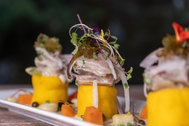 Plato típico peruano, Causa Rellena en una mesa de restaurante.