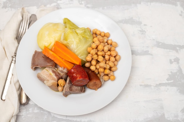 Plato típico portugués carne hervida salchichas y verduras
