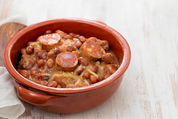 Plato típico portugués frijoles con carne, verduras y salchichas ahumadas