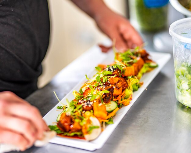 Foto plato de toallitas del chef para que pueda ser servido a un invitado ansioso