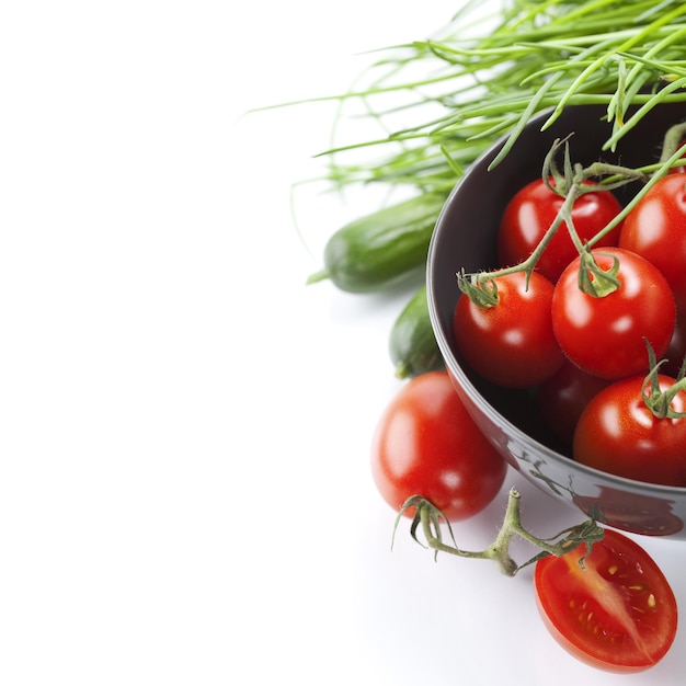 un plato de tomates cereza con un montón de pepino verde