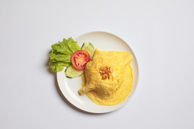 Foto un plato de tortilla con una rodaja de tomate y lechuga.