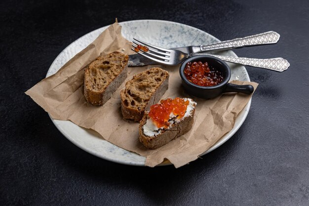 Un plato de tostadas con caviar rojo