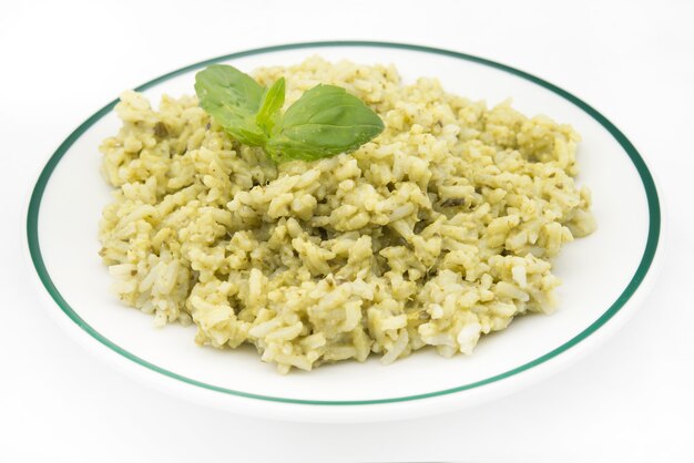 Plato tradicional de arroz verde mexicano de Arroz Verde hecho de arroz de grano largo, espinacas, cilantro y ajo