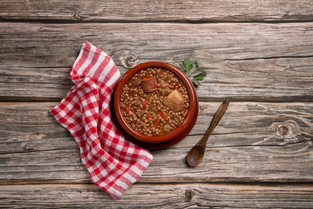 Plato tradicional español de guiso de lentejas con chorizo y patatas