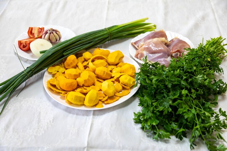 Foto plato tradicional y exótico brasileño de pollo de arroz y pequi caryocar brasileinse
