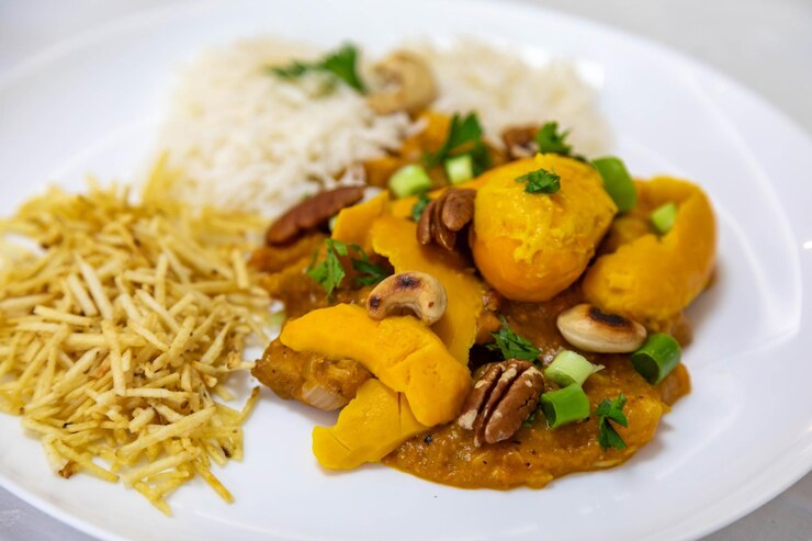 Foto plato tradicional y exótico brasileño de pollo de arroz y pequi caryocar brasileinse