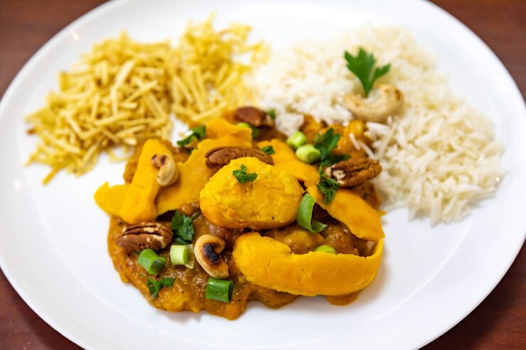 Foto plato tradicional y exótico brasileño de pollo de arroz y pequi caryocar brasileinse