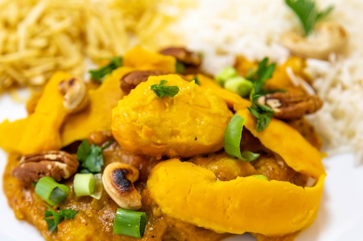 Foto plato tradicional y exótico brasileño de pollo de arroz y pequi caryocar brasileinse